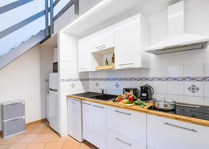 France Apartment With Garden, Pool & Tennis - Happy Rentals